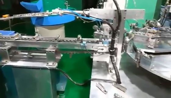 Máquina automática de la asamblea del equipo de encargo grande de la automatización para la bisagra de puerta de gabinete